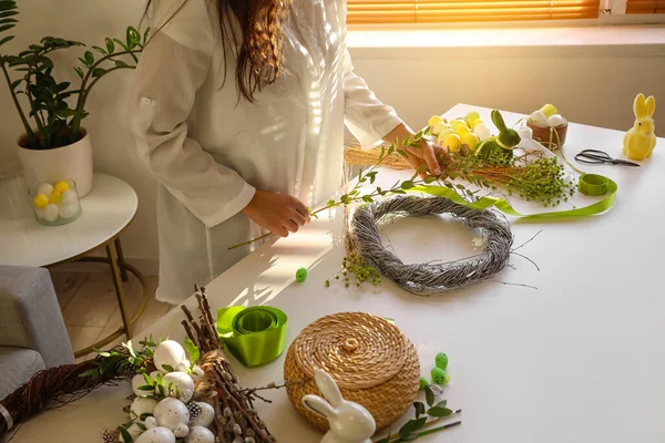 Vrouw Maakt Mooie Pasen Krans Aan Tafel Close — Stockfoto