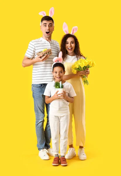 Surprised Parents Little Son Easter Decor Yellow Background — Stock Photo, Image