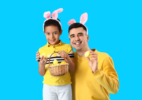 Junger Mann Und Sein Kleiner Sohn Halten Korb Mit Ostereiern — Stockfoto