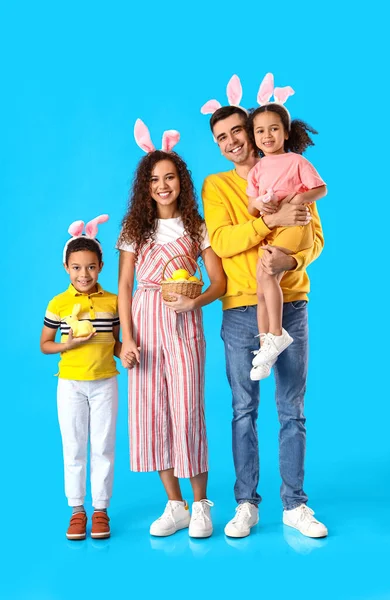 Happy Rodina Velikonoční Králík Vejce Košíku Modrém Pozadí — Stock fotografie