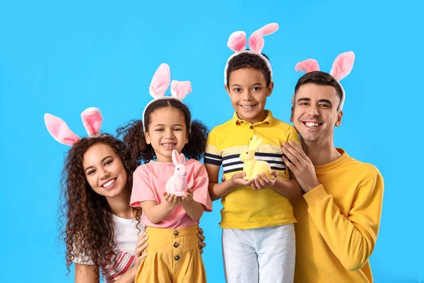Šťastné Malé Děti Velikonočními Králíky Jejich Rodiči Modrém Pozadí — Stock fotografie