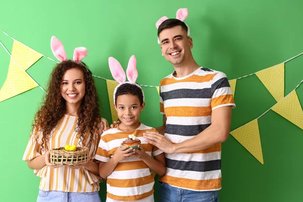 Petit Garçon Avec Ses Parents Oeufs Pâques Gâteau Sur Fond — Photo