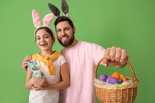 Little Girl Easter Cake Her Father Eggs Basket Green Background — Stock Photo, Image