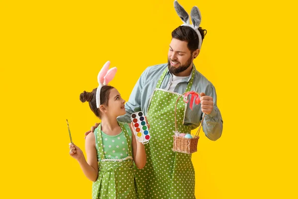 Little Girl Paints Brushes Her Father Easter Eggs Basket Yellow — Stock Photo, Image