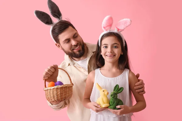Dívka Králíky Její Otec Velikonoční Vejce Košíku Růžovém Pozadí — Stock fotografie
