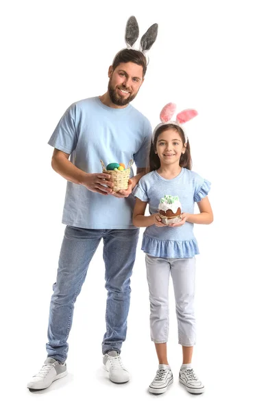 Mała Dziewczynka Tortem Wielkanocnym Jej Ojciec Jajka Koszyku Białym Tle — Zdjęcie stockowe