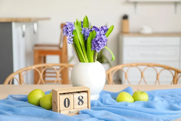 Vaas Met Bloemen Verse Appels Kubus Kalender Met Datum Maart — Stockfoto