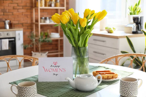 Tetera Tazas Tulipanes Tarjeta Felicitación Con Texto Feliz Día Mujer — Foto de Stock