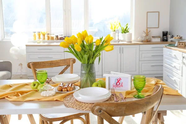 Mesa Comedor Con Ajuste Hermosos Tulipanes Cocina Ligera Celebración Del — Foto de Stock