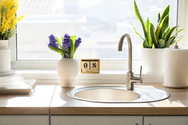 Vase Flowers Sink Kitchen Counter Wooden Cube Calendar Date March — Stock Photo, Image