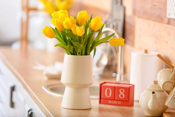 Jarrón Con Tulipanes Calendario Cubo Mostrador Cocina Celebración Del Día — Foto de Stock