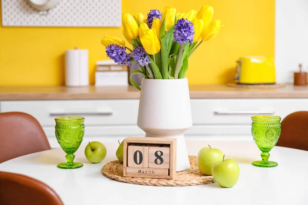 Florero Con Hermosas Flores Manzanas Frescas Vasos Calendario Cubo Mesa — Foto de Stock