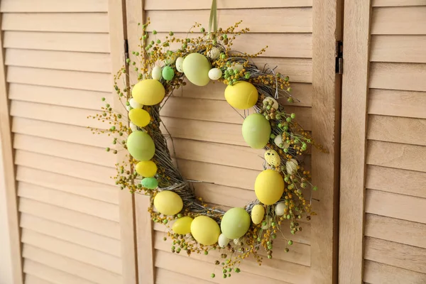 Krásné Ručně Vyrobené Velikonoční Věnec Visí Dřevěné Sklopné Obrazovce — Stock fotografie