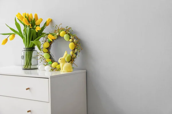 Ghirlanda Pasquale Coniglio Vaso Con Tulipani Cassettiera Vicino Alla Parete — Foto Stock