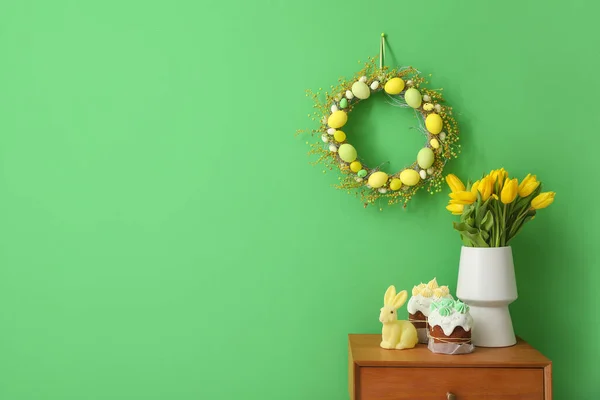 Húsvéti Sütemények Nyúl Váza Tulipánnal Asztalon Színes Fal Koszorúval — Stock Fotó