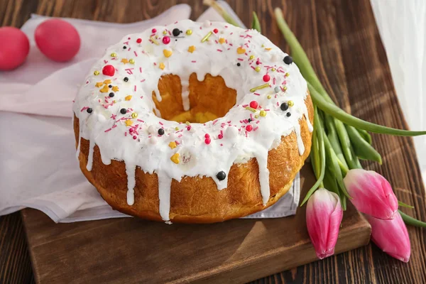 Lekkere Paastaart Met Eieren Bloemen Houten Tafel — Stockfoto