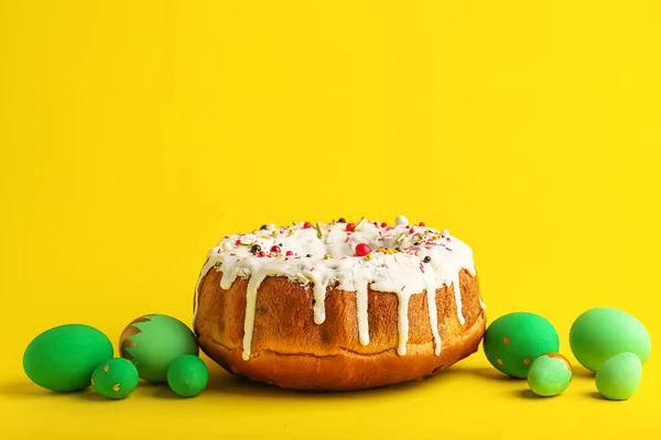 Chutné Velikonoční Dort Vejce Žlutém Pozadí — Stock fotografie
