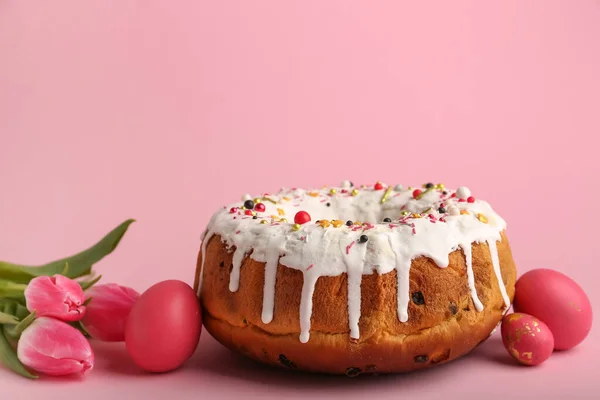 분홍색 배경에 맛있는 부활절 케이크 — 스톡 사진