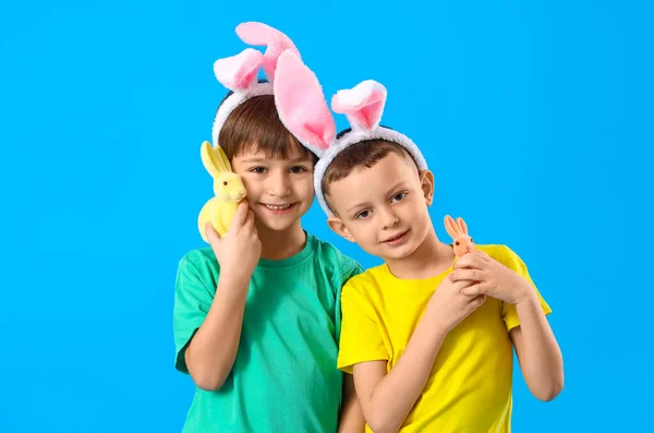 Tavşan Kulaklı Mavi Arka Planda Oyuncak Tavşanları Olan Sevimli Çocuklar — Stok fotoğraf