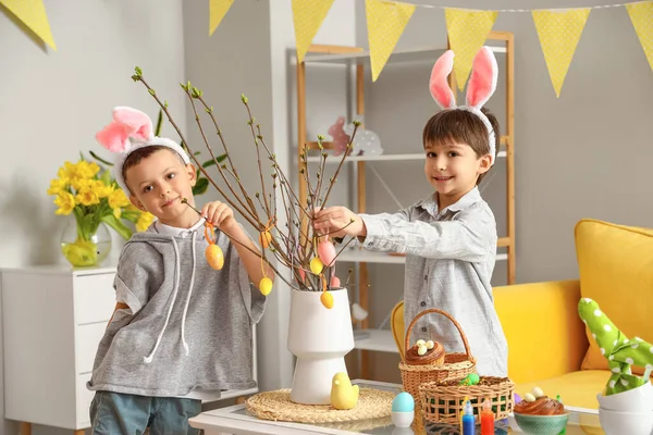 Leuke Kleine Jongens Met Konijntjes Oren Versieren Ruimte Voor Pasen — Stockfoto