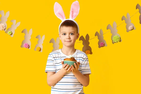 Schattig Jongetje Met Konijntjes Oren Paastaart Gele Achtergrond — Stockfoto