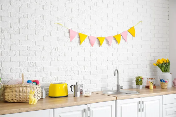 Mostrador Cocina Con Diferentes Utensilios Decoración Pascua Cerca Pared Ladrillo — Foto de Stock