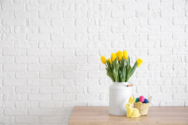 Prachtige Tulpen Paaseieren Konijn Tafel Bij Witte Bakstenen Muur — Stockfoto