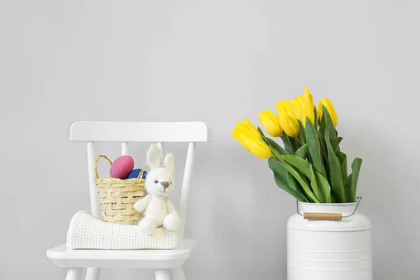 Silla Con Cesta Huevos Pascua Ramo Tulipanes Cerca Pared Luz — Foto de Stock