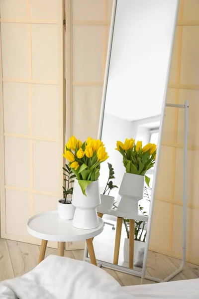 チューリップ テーブルの上の植木鉢と寝室の屏風の近くのミラーの花瓶 — ストック写真