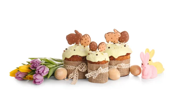 Pyszne Ciasta Wielkanocne Ozdobione Ciasteczkami Drewnianymi Jajkami Kwiatami Białym Tle — Zdjęcie stockowe