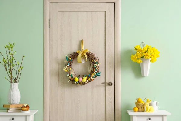 Wooden Door Easter Wreath Stylish Decor Color Wall — Stock Photo, Image