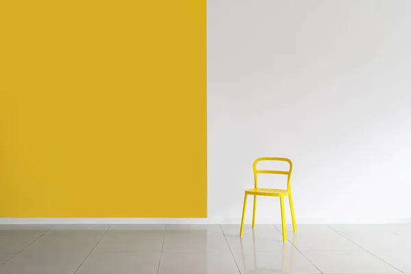 Стильний Стілець Біля Жовто Білої Стіни — стокове фото