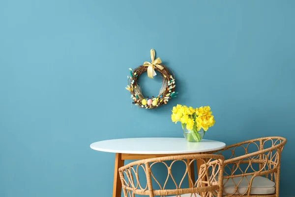 Βάζο Τουλίπες Στο Τραπέζι Κοντά Στον Τοίχο Χρώμα Στεφάνι Πάσχα — Φωτογραφία Αρχείου