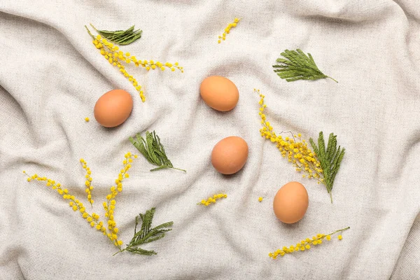 Великодні Яйця Листя Квіти Мімози Фоні Легкої Тканини — стокове фото