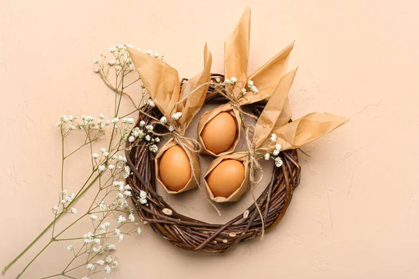 Nest Mit Ostereiern Und Blumen Auf Beigem Hintergrund — Stockfoto
