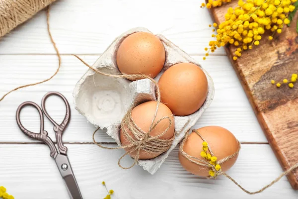 Paskalya Yumurtası Makas Mimoza Çiçekli Tutucu — Stok fotoğraf