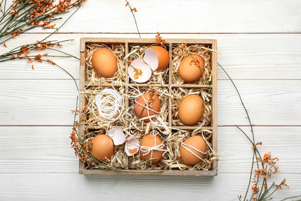 Scatola Con Uova Pasqua Fiori Sfondo Legno Chiaro — Foto Stock