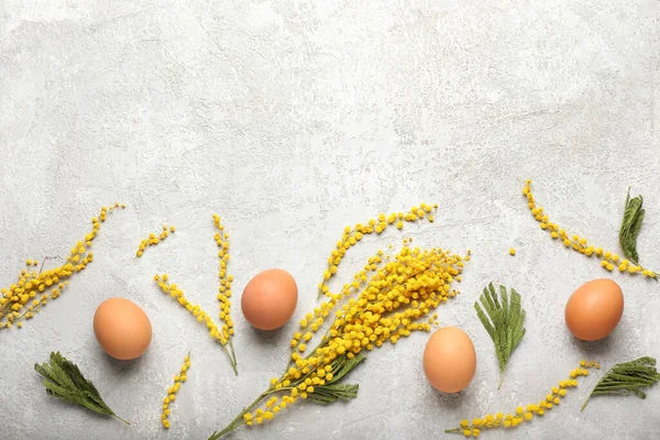 Uova Pasqua Foglie Fiori Mimosa Sfondo Chiaro — Foto Stock