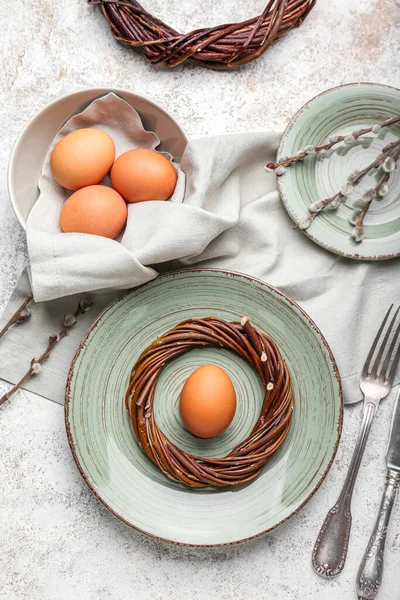 Elegante Tavola Apparecchiata Con Uova Pasqua Rami Salice Sfondo Chiaro — Foto Stock