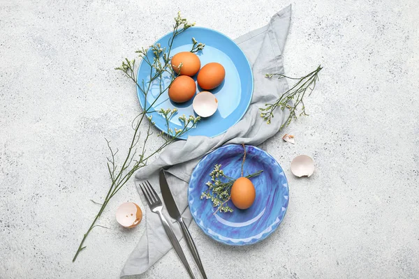 Elegante Tavola Apparecchiata Con Uova Pasqua Fiori Sfondo Chiaro — Foto Stock