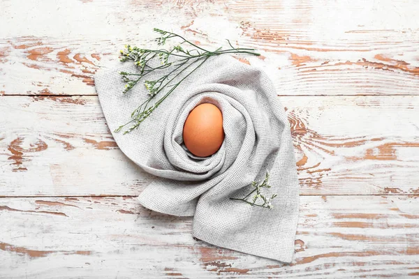 Uovo Pasqua Tovagliolo Fiori Sfondo Legno Chiaro — Foto Stock