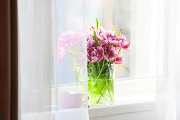 Váza Gyönyörű Tulipánvirágokkal Ablakpárkányon — Stock Fotó