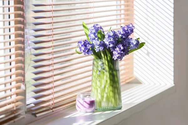 Üvegváza Gyönyörű Jácintvirágokkal Gyertyával Ablakpárkányon — Stock Fotó