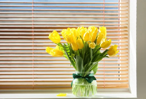 Sárga Tulipános Váza Ablakpárkányon — Stock Fotó