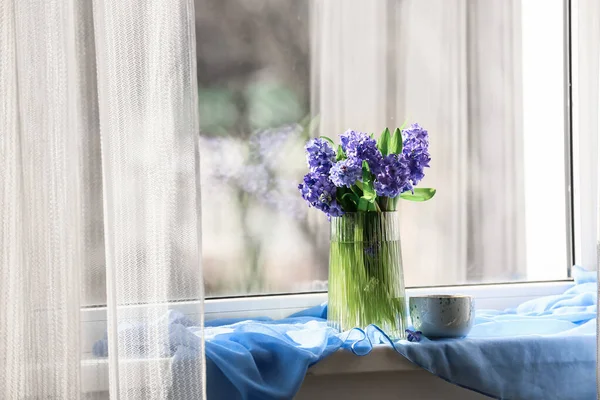 Üvegváza Gyönyörű Jácintvirágokkal Csésze Teával Ablakpárkányon — Stock Fotó