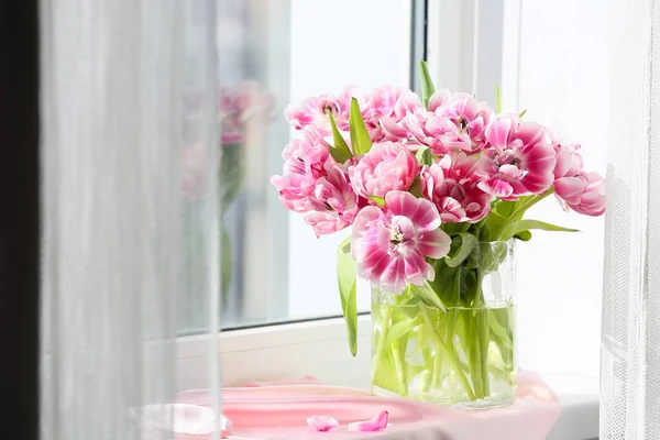 窓ガラスに美しいチューリップの花瓶 — ストック写真