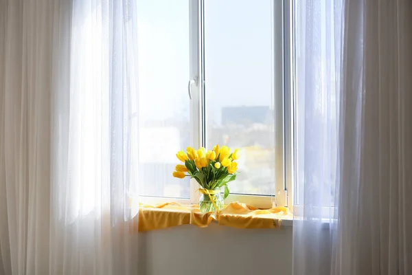 Sárga Tulipánvirágok Vázája Ablakpárkányon Szobában — Stock Fotó
