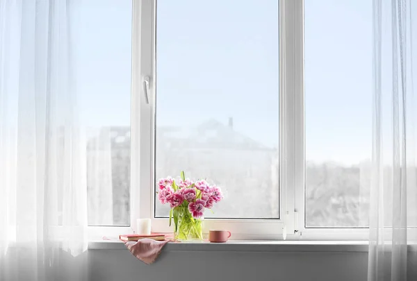 Florero Con Hermosos Tulipanes Taza Libro Vela Alféizar Ventana — Foto de Stock