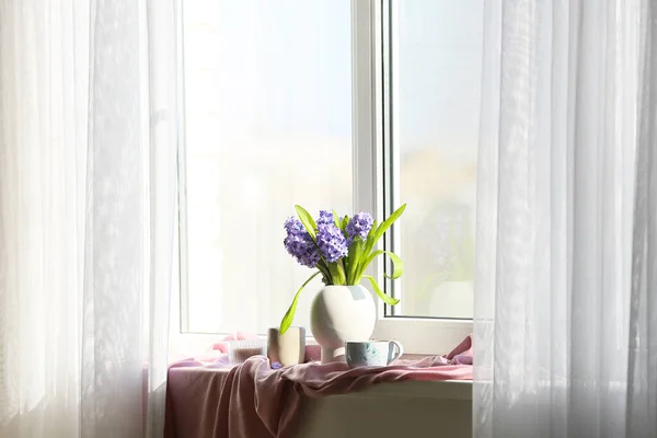 在窗台上放上美丽的百合花 一杯茶和蜡烛 — 图库照片