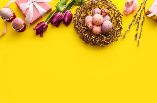 Φωλιά Βαμμένα Πασχαλινά Αυγά Κουτιά Δώρων Και Λουλούδια Τουλίπας Κίτρινο — Φωτογραφία Αρχείου